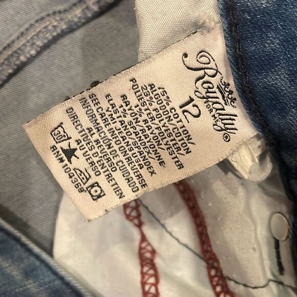 Royalty For Me Mid-Rise Light Wash Distressed Jeans - 12 - Picture 4 of 6